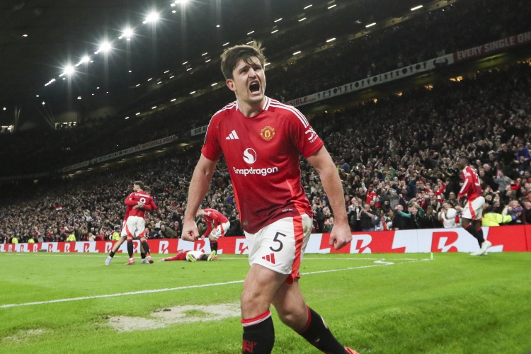 v体育-降薪近一半！英媒：曼联考虑开两年周薪10万镑合同，马奎尔愿考虑