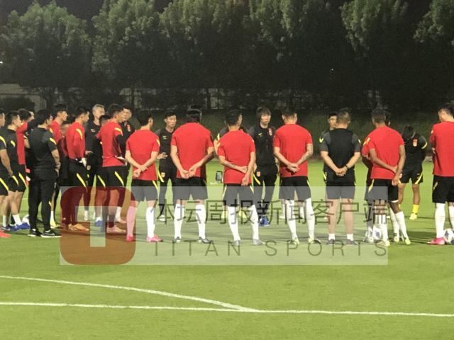 v体育-国足恢复训练平复情绪备战日本 李铁单聊韦世豪