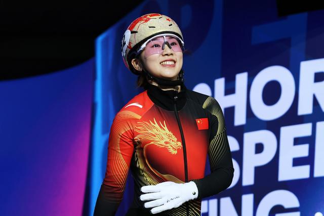 v体育-距领奖台一步之遥，短道小将杨婧茹还想滑得更快