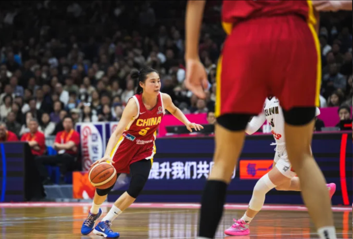 v站-输15分！女篮功勋0分5失误却被原谅，球迷：这队友欧文来了都没用